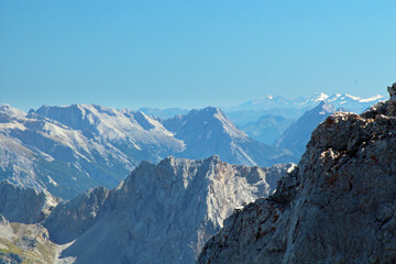 Malerischer Blick auf die Landschaft und Gipfel der Deutschen Alpen in Europa mit blauem Himmel und ohne Wolken
