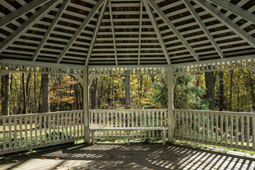Vista desde el interior de un gazebo en el atardecer