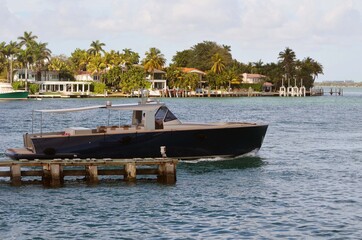 Obraz premium High-end motor boat cruising off of the Venetia Causeway in Miami Beach,Florida.