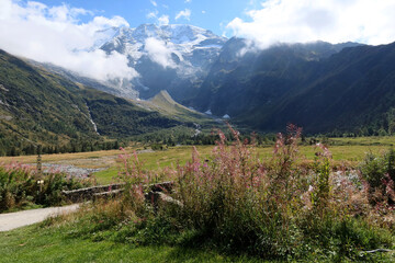 Fototapeta na wymiar Randonnée en montagne à Saint-Gervais