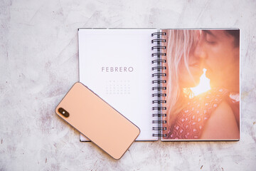 agenda 2021 mes de febrero sobre escritorio junto a un celular