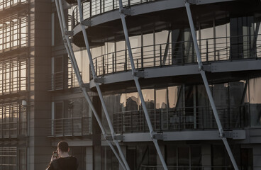 Obraz premium London, England - Apr 20, 2019 : Back view of a young man holding smartphone taking photo of beautiful landscape while visiting sights of a holiday. Technology and holiday travel lifestyle.