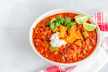 Mexican Chilli in a Bowl Top Down Photo, Garnish with Soured Cream, Cilantro and Lemon