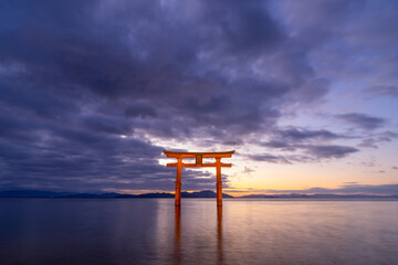 滋賀県高島市の白鬚神社｜日の出前の琵琶湖に浮かぶ大鳥居