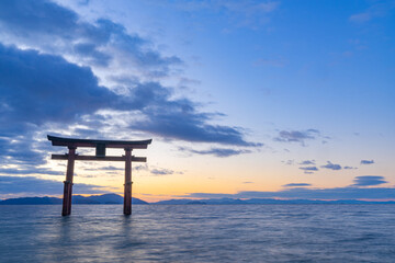 滋賀県高島市の白鬚神社｜日の出前の琵琶湖に浮かぶ大鳥居