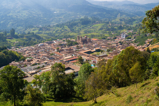 Mirador sobre el pueblo de Jericó en Antioquia, Colombia, con su catedral Virgen de las Mercedes.