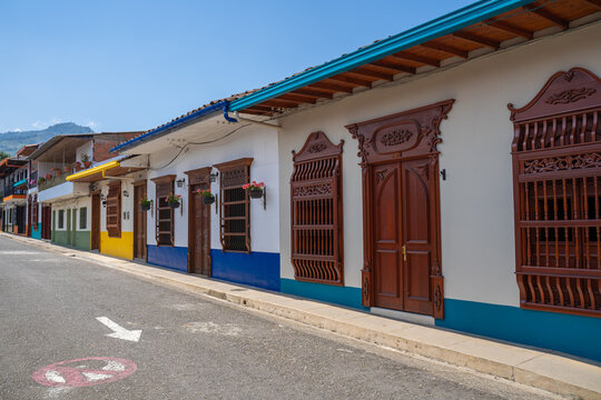 Una calle a la arquitectura colonial en el pueblo de Jardín, Antioquia, Colombia.