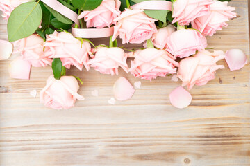 Fototapeta na wymiar pink roses on table