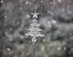 Weihnachtsbaum Dekoration im Schnee