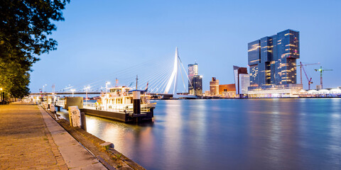 Fototapeta na wymiar Blaue Stunde mit Erasmusbrücke und Schiff, Skyline, Dämmerung, Rotterdam, Niederlande