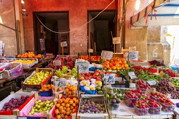 Raamstickers Il Capo-markt in Palermo, Sicilië. Dit is een van de vele populaire straatmarkten in Palermo. © lapas77