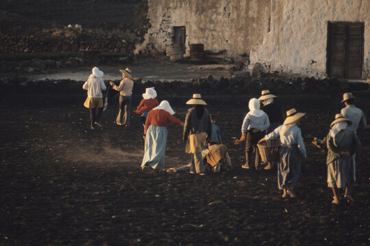 Auf der Insel Lanzarote gehen Feldarbeiterinnen in Landestracht