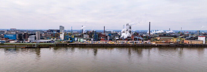 Industrielandschaften befinden sich häufig an großen Flüssen und sind ein Sinnbild für die hochentwickelten Länder © Thomas