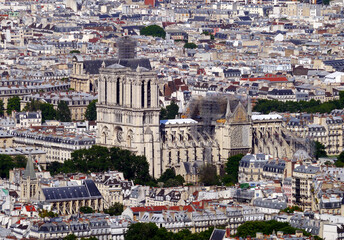 Obraz premium Panorama-Aufnahme der berühmten Kathedrale Notre-Dame de Paris nach dem Brand im Jahre 2019 aus der Vogelperspektive