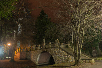 Kamienny mostek w Parku Dworskim w Iłowej. © boguslavus