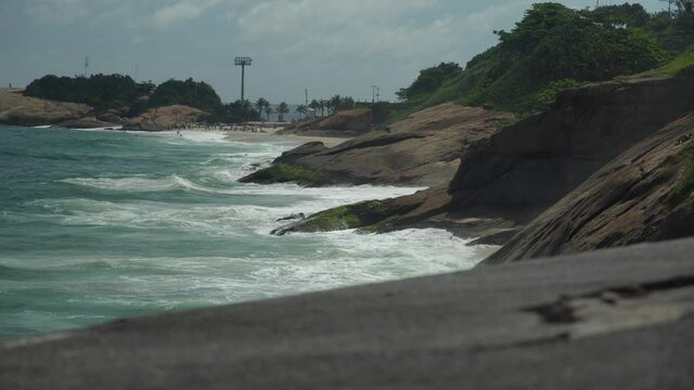 linda vista da praia do arpoador e praia do diabo em um dia de sol. Take filmado da praia de copacabana