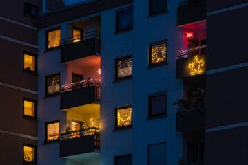 Hausfassade mit Weihnachtsbeleuchtung