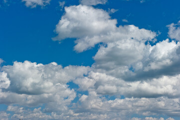 Naklejka na ściany i meble Cumuluswolken vor blauem Himmel