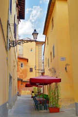 Fototapeta na wymiar characteristic narrow alley in the historic center of the city of Pistoia in Tuscany, Italy