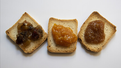 Fette biscottate con 3 marmellate diverse