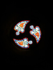 Buntes Glas-Ornament an einem Kirchenfenster