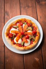 Deliziosa pizza gourmet con bottarga e carciofi sardi, Pizzeria Italiana 
