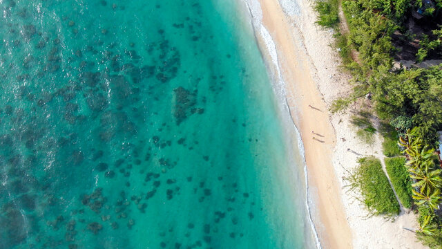 Luftaufnahme eines Sandstrandes mit türkisem Wasser auf Mauritius © Lars