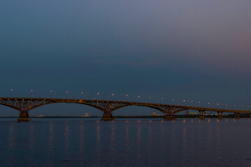 Obraz premium Bridge over the Volga river in the city of Saratov at night.