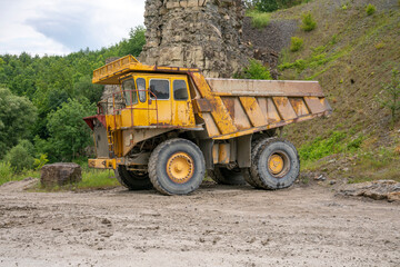 Obraz premium yellow haul truck