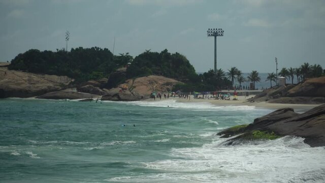linda vista da praia do arpoador e praia do diabo em um dia de sol. Take filmado da praia de copacabana