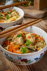 Fried noodles with chicken and vegetables.
