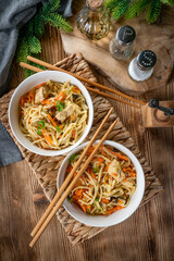 Fried noodles with chicken and vegetables.
