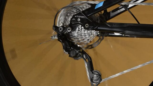 The rear wheel of the bicycle, mountain bike gear shifting.