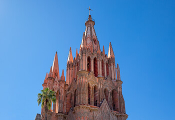 Naklejka premium Landmark cathedral of San Miguel Archangel, Parroquia De San Miguel Arcangel, in historic city center of San Miguel De Allende, Mexico .