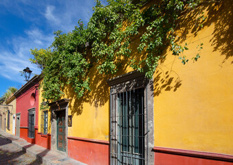 Fototapeta na wymiar Mexico, Colorful buildings and streets of San Miguel de Allende in historic city center.