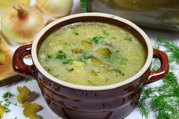 Ogórkowa - tradycyjna polska zupa z dodatkiem kiszonych ogórków