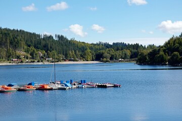 Naklejka premium Boote auf dem Schluchsee im Schwarzwald