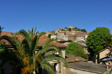 Fototapeta na wymiar Pierrefeu-du-Var (83390) sur sa colline, département du Var en région Provence-Alpes-Côte-d'Azur, France