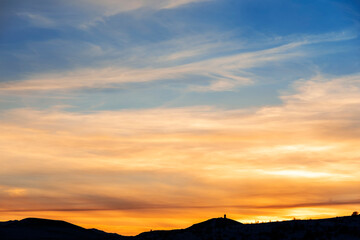 Obraz premium Beautiful panoramic sunset over the mountains silhouette.