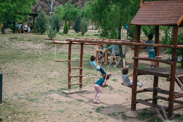 Obraz premium La montaña, la familia y despejar la cabeza es lo que todos necesitamos de vez en cuando