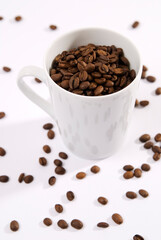 Kaffeebohnen in einer Tasse