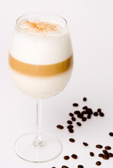 Latte Macchiato mit Schichten im Weinglas