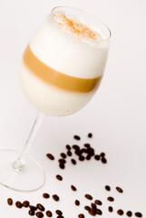 Latte Macchiato mit Schichten im Weinglas