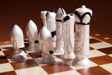 Schachfiguren auf dem Schachbrett