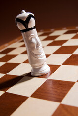 König steht allein auf dem Schachbrett