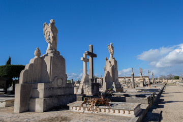 Obraz premium An old beautiful melancholic and delicate sculpture statue at the llucmajor cemetery in mallorca island balearic spain on a sunny clear day 