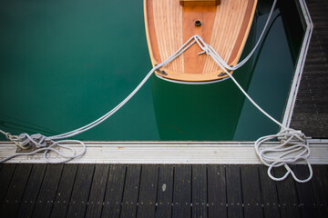 dock avec un bateau en bois neuf amarré avec des cordes