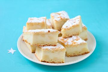 Mürbeteigkuchen mit Ricotta-Grieß-Füllung