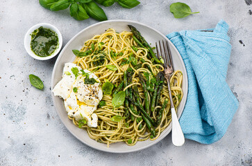 Spaghetti with pesto, green asparagus and mozzarella