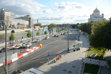 Fototapeta na wymiar MOSCOW, RUSSIA - September 10, 2020: View to Moscow river (Moskva reka) from Big Stone Bridge